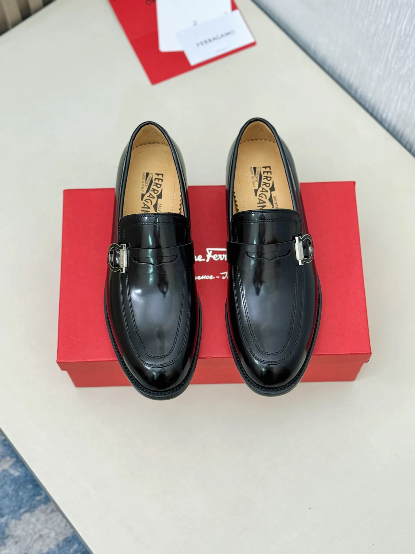 [Ferragamo] P: 560💰 Number of yards: 38~44 (45 orders are non-returnable) Ferragam's new men's formal leather shoes, the fabric is made of imported cowhide, with visible texture, heavy-duty stitching, dyed calfskin inside, standard logo cowhide feet, big-name experience, soft and comfortable on the feet, a men's favorite, special non-slip and wear-resistant rubber soles, easy to handle various occasions, with original box packaging!